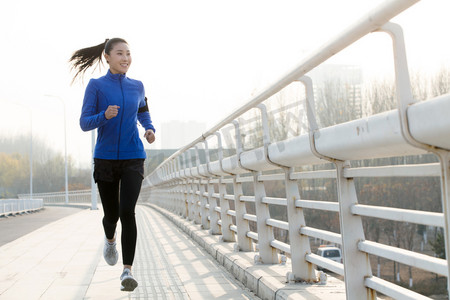 青年女人户外慢跑