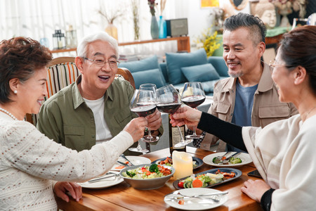快乐的中老年生活摄影照片_快乐的中老年朋友边吃饭边聊天