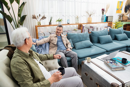 快乐的中老年生活摄影照片_快乐的中老年男士坐在客厅聊天