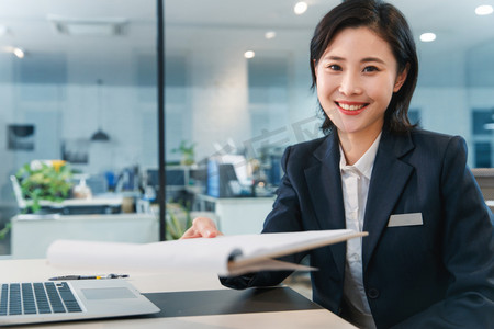 女人坐着摄影照片_青年女客服人员