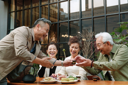 小摊聚餐摄影照片_中老年人喝茶聊天