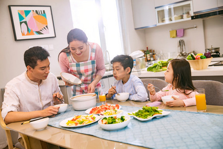 (9)摄影照片_幸福家庭在吃饭