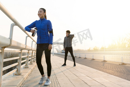 跑步情侣摄影照片_青年男女户外锻炼