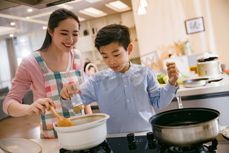 年轻妈妈和儿子在厨房