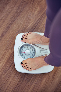 青年女人测量体重