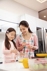 年轻妈妈和女儿在厨房