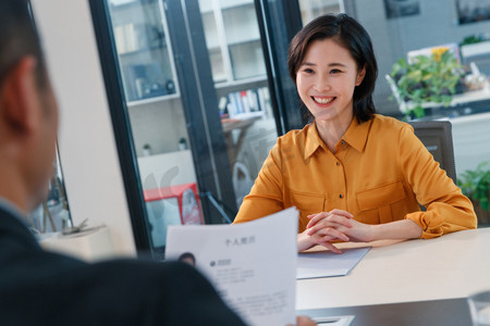 青年女人参加工作面试