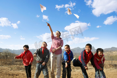 乡村老师和学生放纸飞机