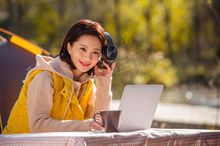 露营桌子摄影照片_青年女人在户外露营