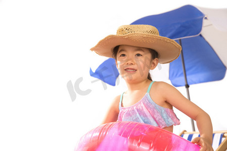 度假圈摄影照片_戴着遮阳帽的小女孩