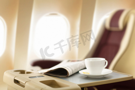 飞机座椅上的咖啡杯