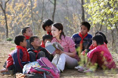 认真看书的女孩摄影照片_乡村老师给小学生讲课