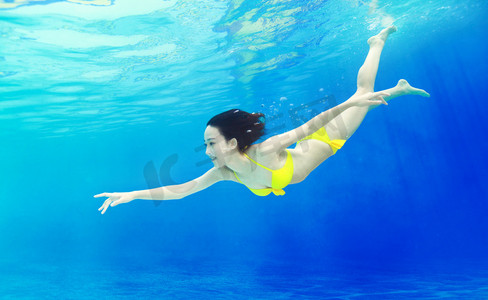年轻女人在水下游泳