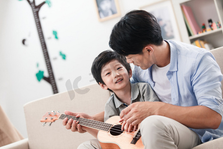 快乐的父子在弹吉他