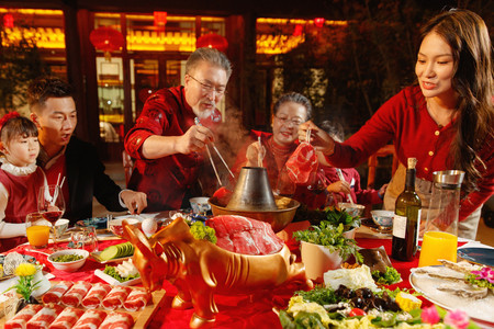 新年庙会摄影照片_胡同里逛街的幸福六口之家