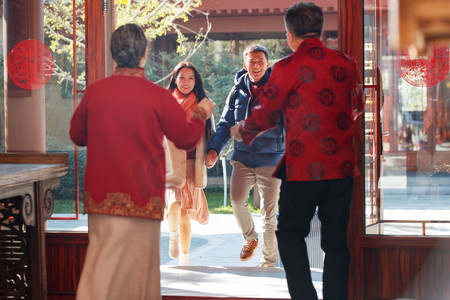 幸福家庭回家与老人团聚过新年