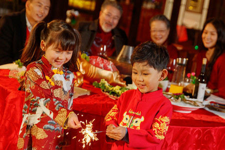 快乐的老年夫妇庆贺新年