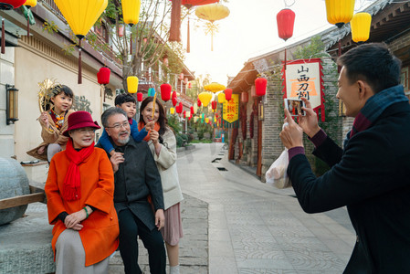 胡同里逛街的幸福六口之家