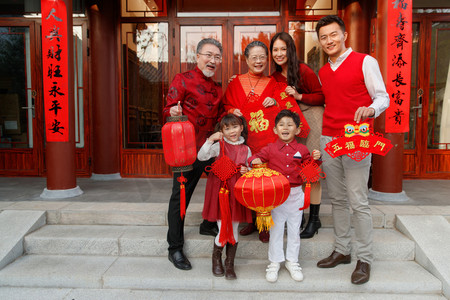 新年到摄影照片_幸福的大家庭庆祝新年