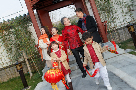 老年女人手拿窗花庆祝新年