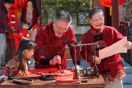 幸福的大家庭贴春联庆祝新年