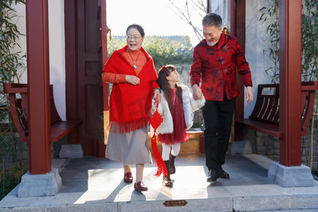 中式活动摄影照片_高兴的老年夫妇出门迎接