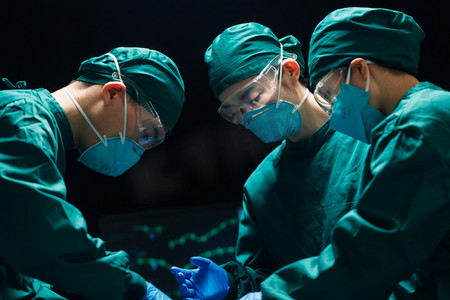 外科图片摄影照片_医护人员在进行手术