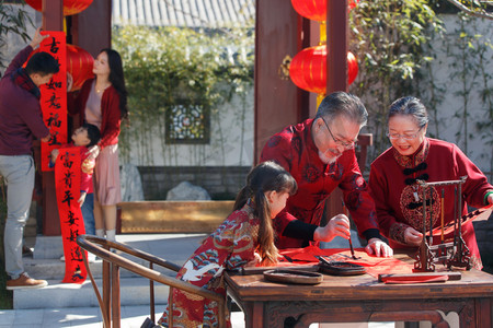 中式活动摄影照片_青年伴侣回家过年与父母团聚