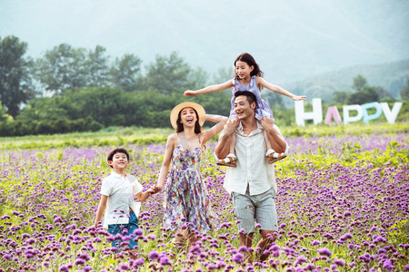 女神节快乐字体摄影照片_在花海里快乐玩耍的一家四口