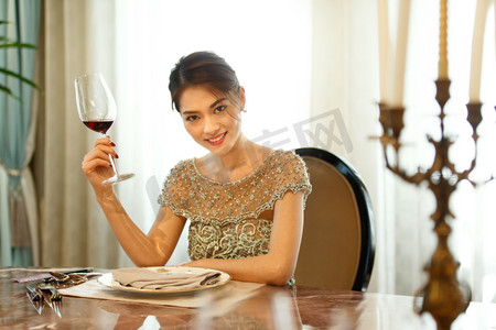 女人酒摄影照片_宴会上的青年女人