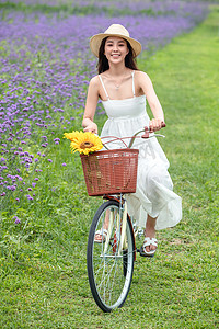 青年女人在花海里骑自行车
