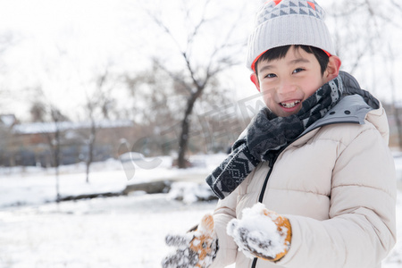 在外面玩雪的小男孩