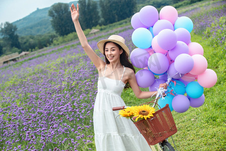 夏季图片摄影照片_青年女人站在花海里