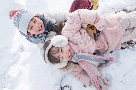 两个小朋友在雪地里玩耍