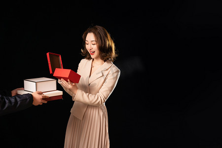 淘宝天猫节摄影照片_购物节女生打开礼盒的惊喜摄影图配图