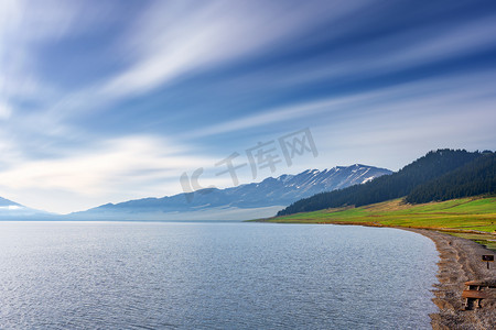 新疆博尔塔拉赛里木湖自然风景摄影图配图