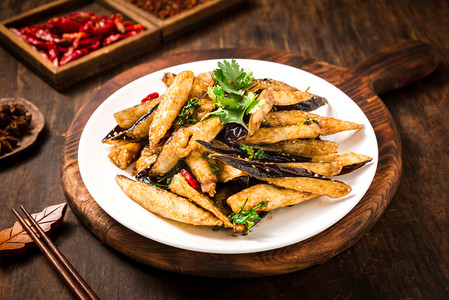 餐饮单摄影照片_美食中午风味茄子木桌摆放摄影图配图