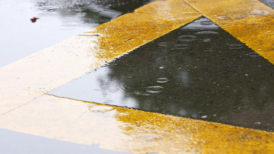 水泥地摄影照片_下雨雨水滴落在地上