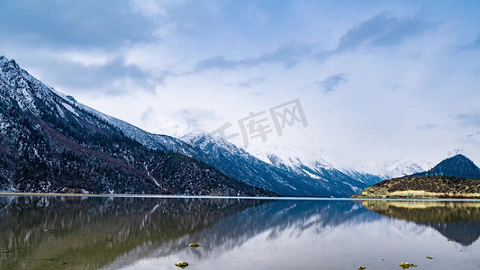 雪景风光摄影照片_西藏旅游景点然乌湖倒影风光