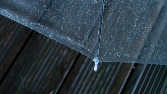 下雨雨滴大雨暴雨雨中雨伞路边的雨伞意境