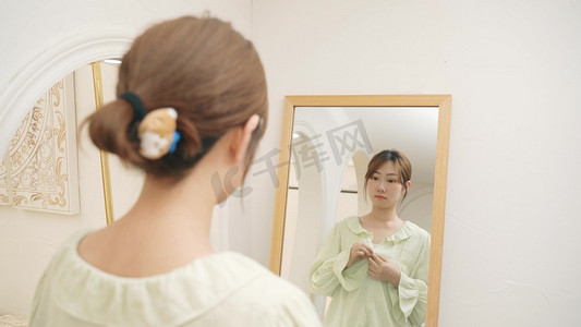 精致女孩试衣镜照镜子
