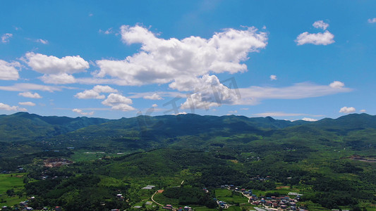 蓝天下连绵起伏的山峰云朵山脉自然风景