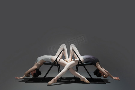 人物形体图跳舞摄影照片_舞蹈美女老师双人椅子上动作摄影图配图