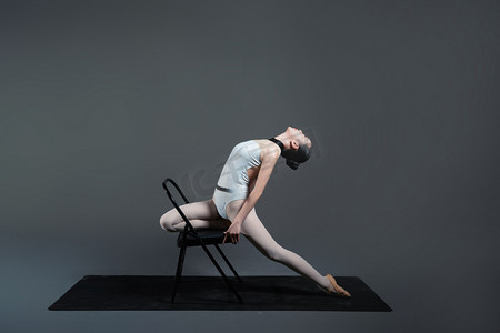 舞蹈老师一个人在椅子上示范动作摄影图配图