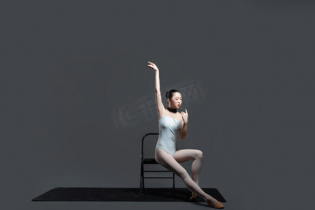 舞蹈老师在椅子上示范动作摄影图配图