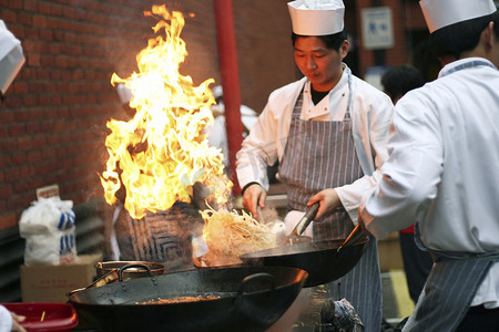 在中国新年庆祝活动的中国厨师工作
