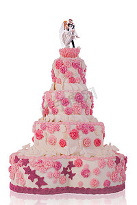 美丽的婚礼蛋糕，粉红玫瑰。在白色背景上孤立