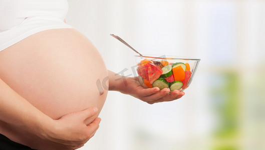 健康营养和妊娠。孕妇和蔬菜 sa