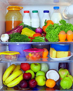 冰箱充分的健康食品。水果、 蔬菜和奶制品