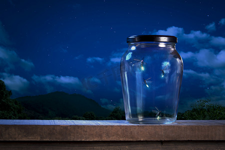 萤火虫摄影照片_在晚上的 jar 中萤火虫